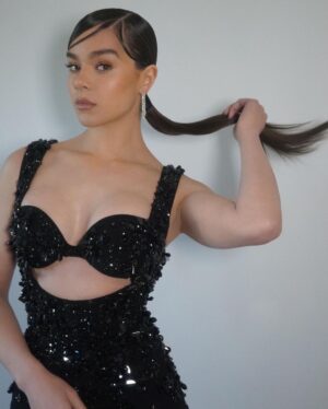 Hailee Steinfeld Instagram - SAG Awards 22’ 

feeling so grateful to be included in such a beautiful evening filled with so much love, respect & passion. 🎭✨❤️