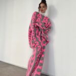 Hailee Steinfeld Instagram - 💕🧸🏹🎄 first 2 episodes of hawkeye are now available on disney+ @hawkeyeofficial @disneyplus @marvelstudios @marvel