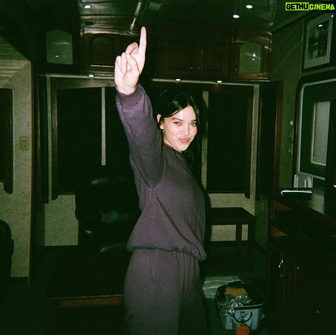 Hailee Steinfeld Instagram - HAWKEYE EPISODES 1 & 2 ARE OUT NOW ON DISNEY+!!! taken on the first day of filming following an overly excited freak out, similar to the one taking place as i type this… to the fans of the mcu, i’m so grateful i get to be a part of your world as kate bishop and i can’t wait for you to watch it all unfold. START STREAMING NOW 🏹💜