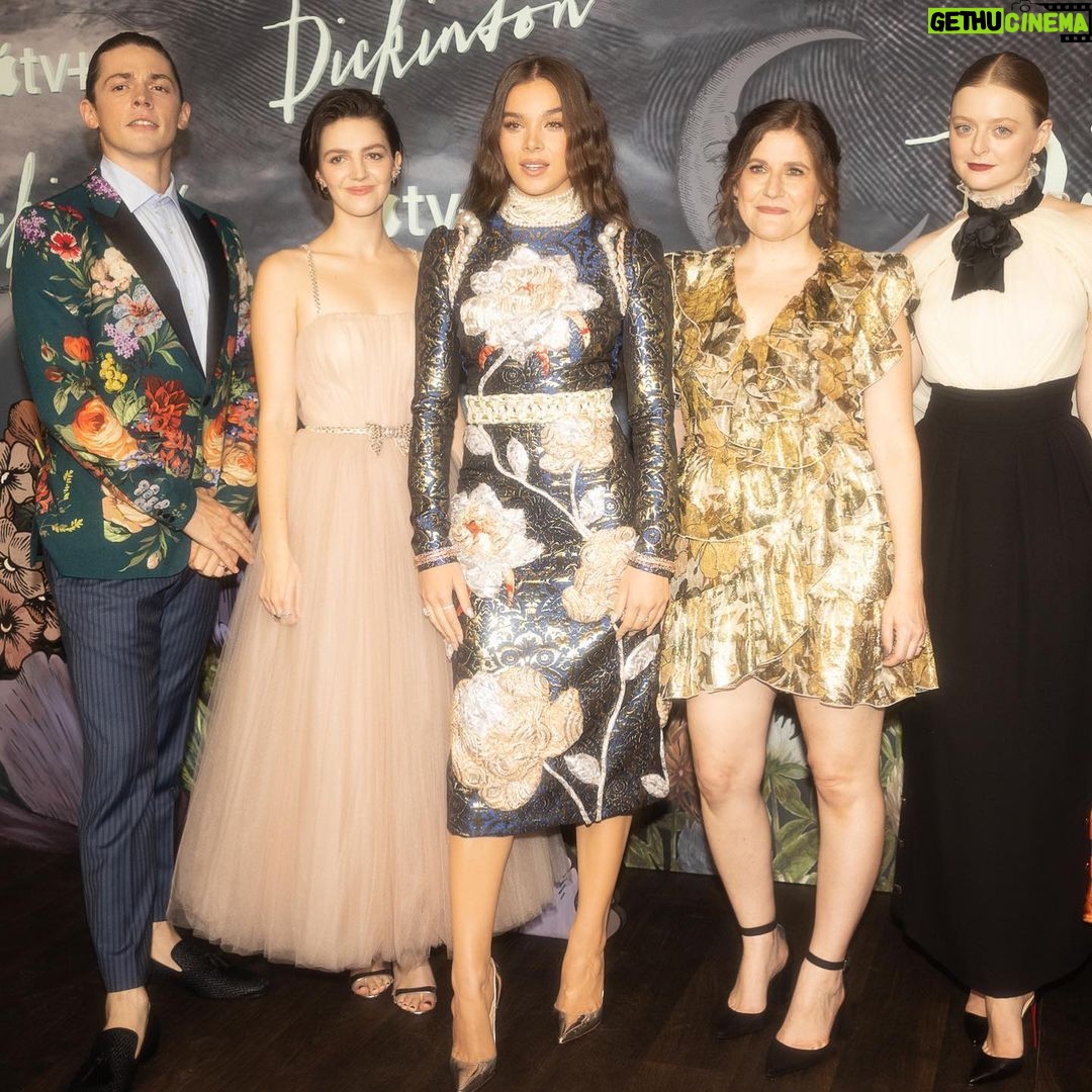 Hailee Steinfeld Instagram - you’re gonna lose your mind when you see these people shine. couldn’t be more proud of our entire cast & crew. 3 days!!!! @dickinson