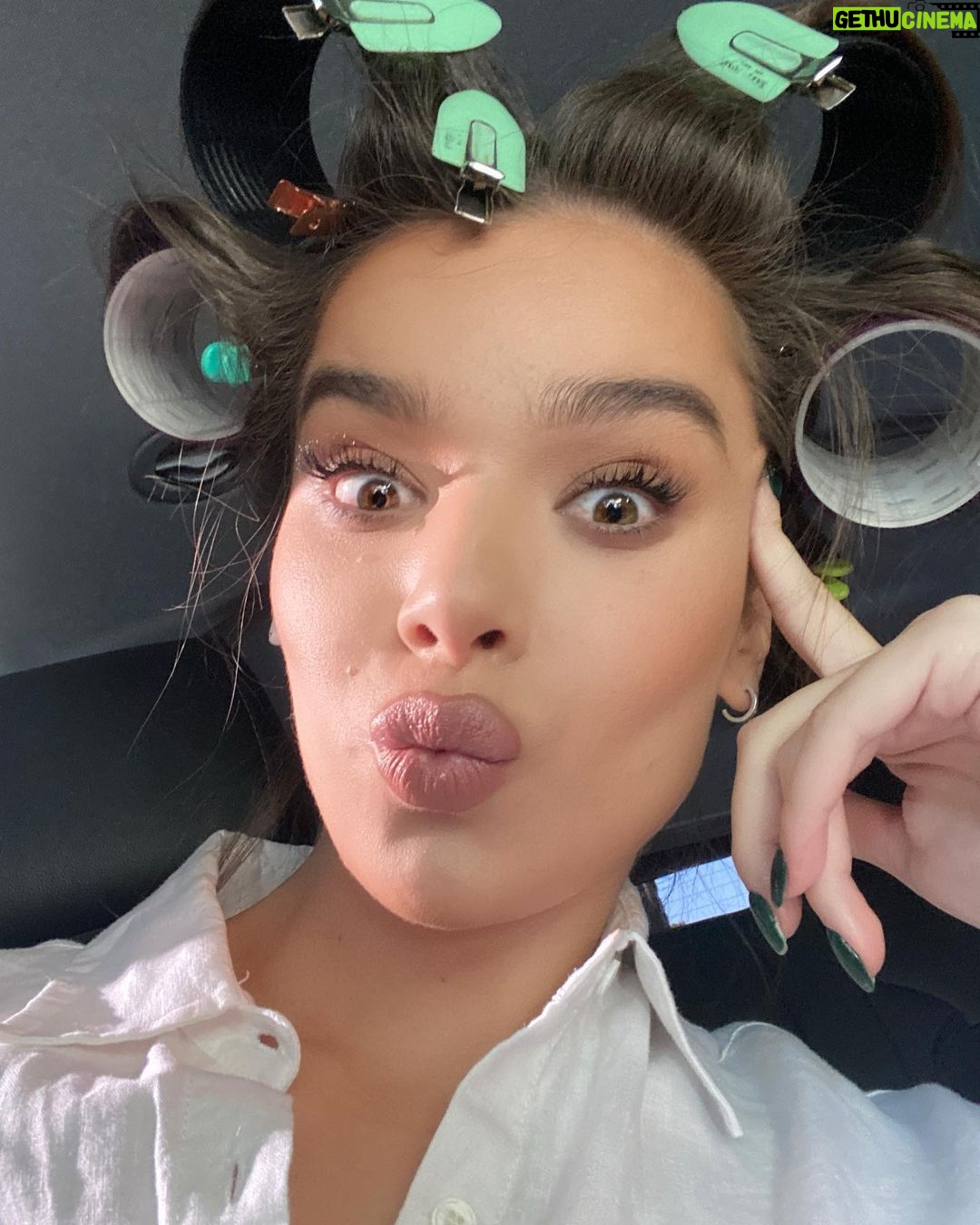 Hailee Steinfeld Instagram - omw 2 work 👽✨🍭🤪💥💜