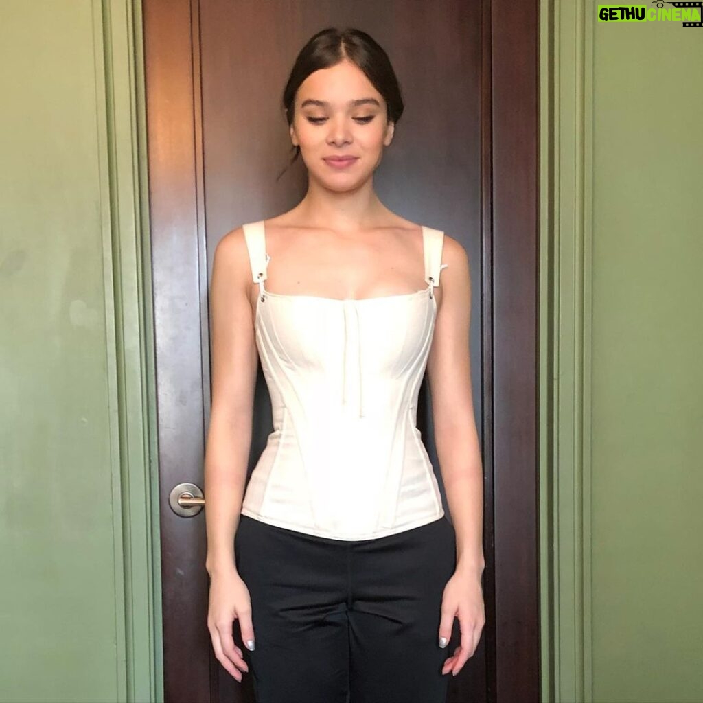 Hailee Steinfeld Instagram - 2018 - first corset fitting for dickinson 🥀 10 days away from our third & final season… @dickinson