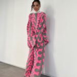 Hailee Steinfeld Instagram - 💕🧸🏹🎄 first 2 episodes of hawkeye are now available on disney+ @hawkeyeofficial @disneyplus @marvelstudios @marvel