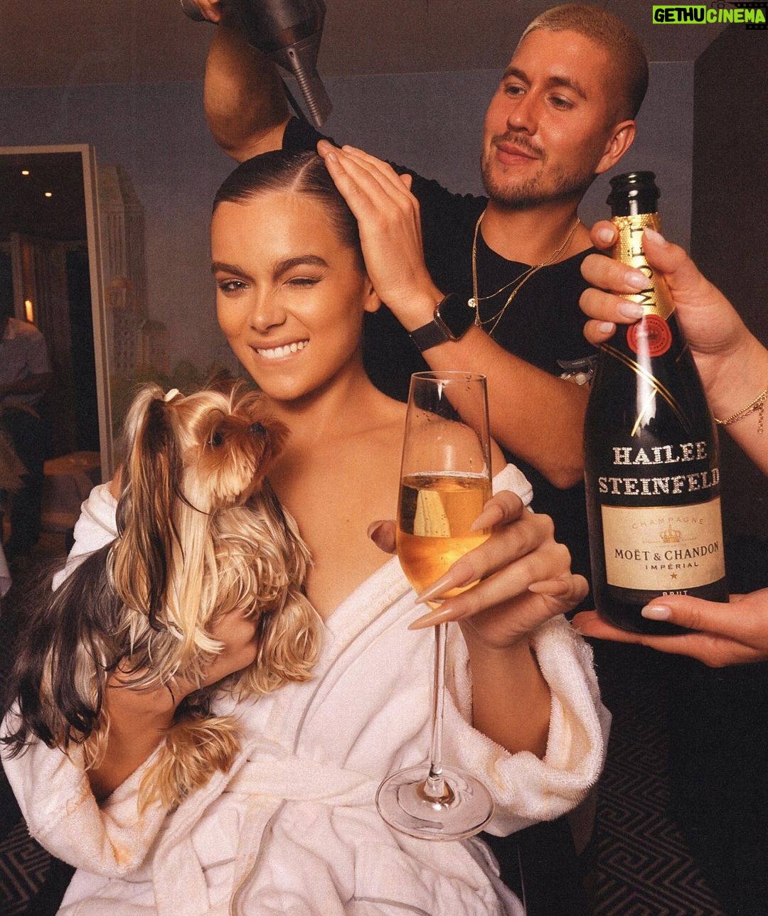 Hailee Steinfeld Instagram - 10TH MET ENERGY 🍾✨🧚🏽