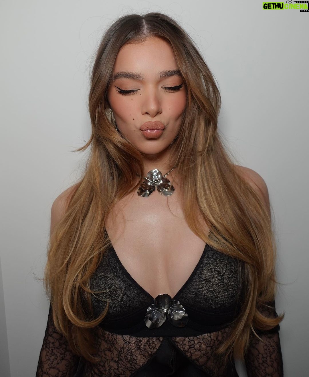Hailee Steinfeld - 1.6 Million Likes - 🖤