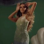 Hailee Steinfeld Instagram - The most fun. A little look inside our world on set of the coast music video, out now. Thank you for making this possible 🥹 we had the best time. 🫶🏼🧜🏼‍♀️🏄🏻‍♀️🌊🏝️💞