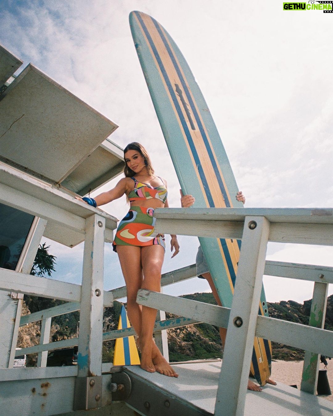 Hailee Steinfeld Instagram - A million THANK YOU’S for a million views… 🧜🏼♀️🌴🌊🌞🏄🏻♀️ COAST video out now. 🫶🏼 Thank you for watching/listening/sharing/loving. This has all happened because of you and the incredible team of people that came together to execute the vision. ( Special shouts to @yimmyayo ) Couldn’t be more grateful. Lfc 💞