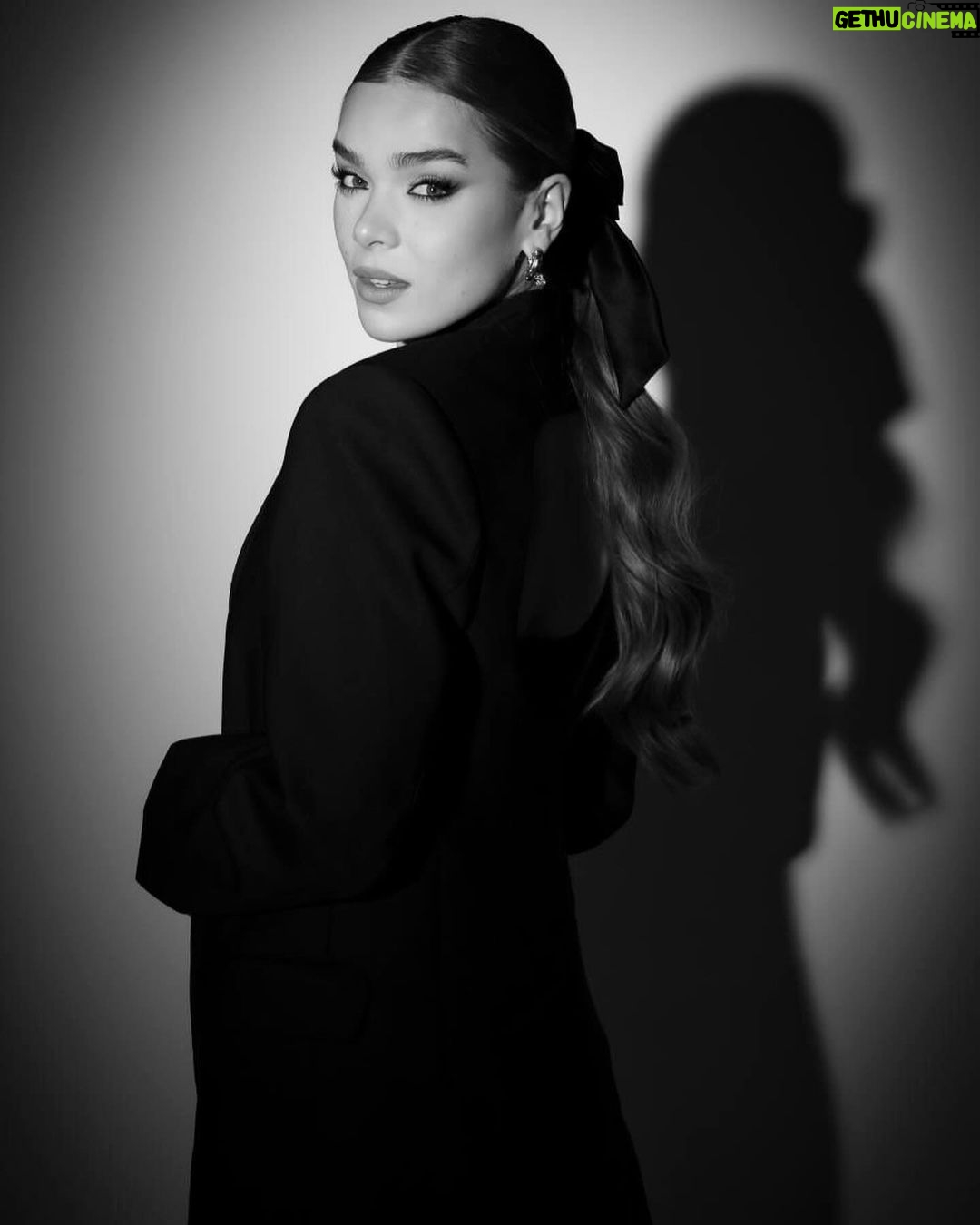 Hailee Steinfeld Instagram - I know Larry David said the cut off for saying “Happy New Year” is like, January 3rd but HAPPY NEW YEAR. 8 days in and so much to be grateful for. 🎀