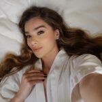 Hailee Steinfeld Instagram - Dreamiest Christmas ☁️❤️ Merry Christmas to you and yours, My Loves 🫶🏼