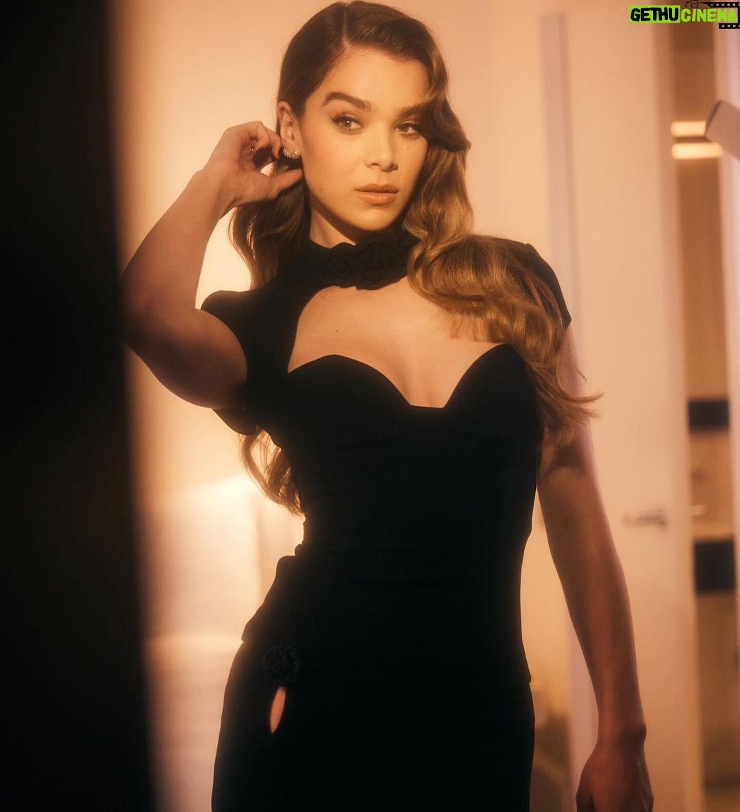 Hailee Steinfeld Instagram - twenty seven 🩷