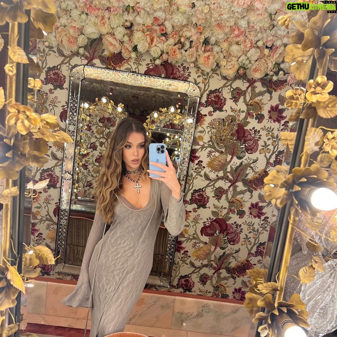 Hailee Steinfeld - 1.9 Million Likes - 💞🕷️🕸️🕷️🕸️🕷️💞