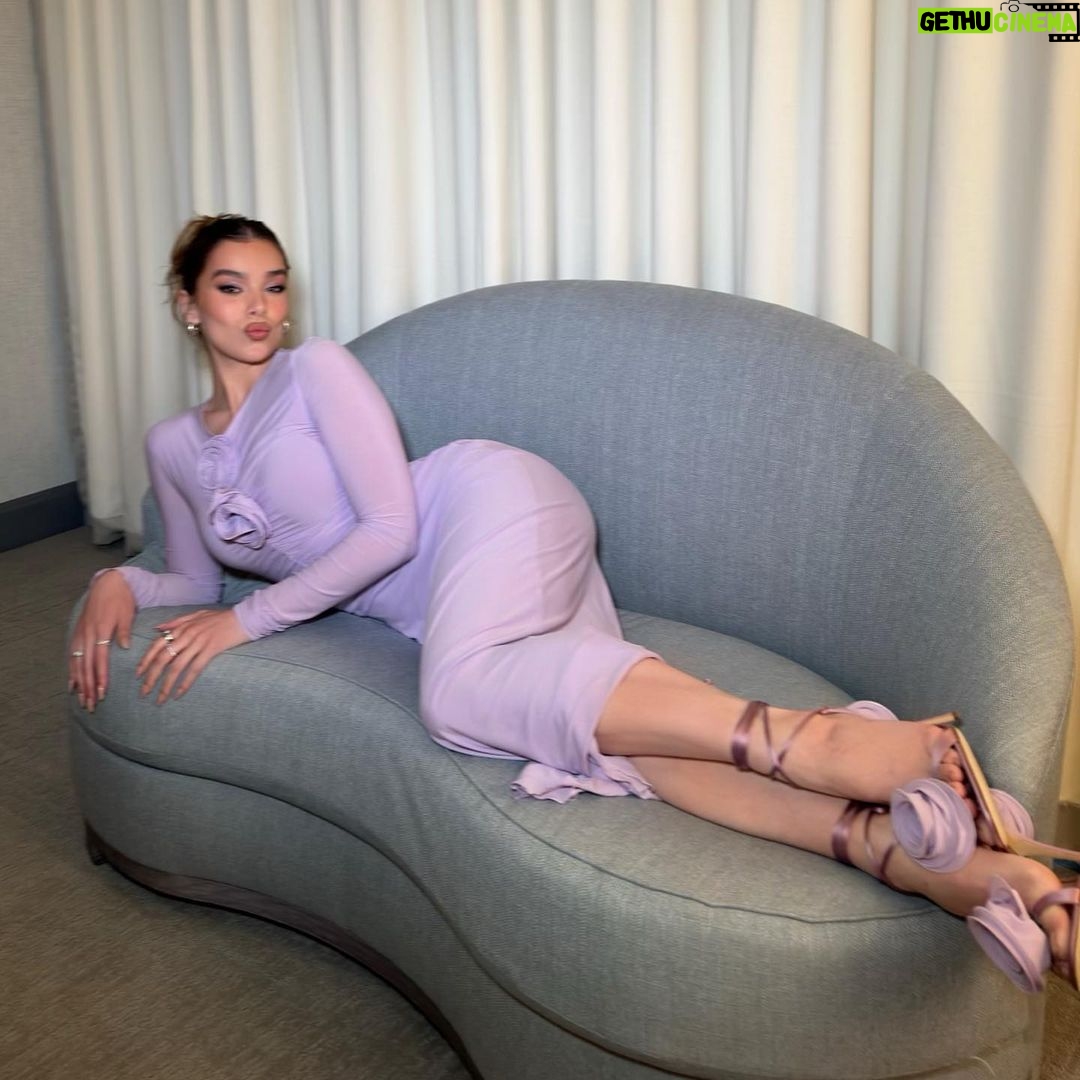 Hailee Steinfeld Instagram - love in lilac 🎀