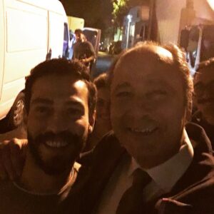 Hakan Çimenser Instagram - #hayatsirlari #set gece kuşları.Ben de Vampir gibi çıkmışım😂Ekin durumu kurtarmış.Arkada da kareye girememiş güzeller😂
