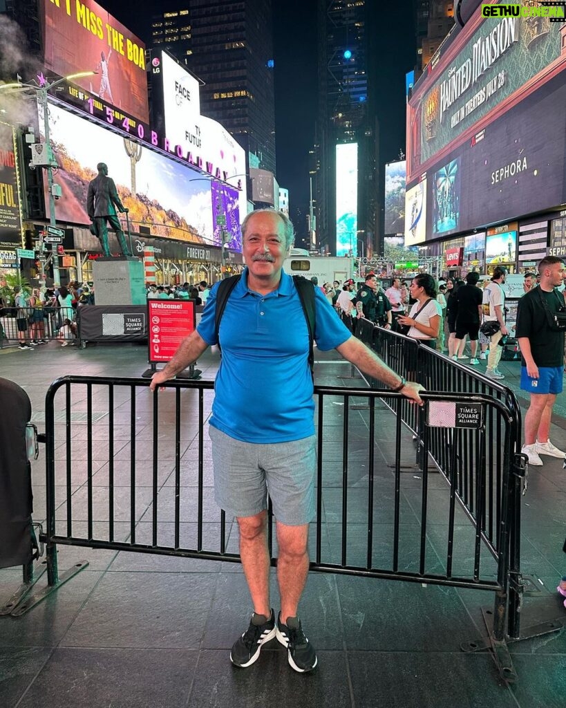 Hakan Çimenser Instagram - Bir de gece görmeliyim dedim😇 Times Square, New York City