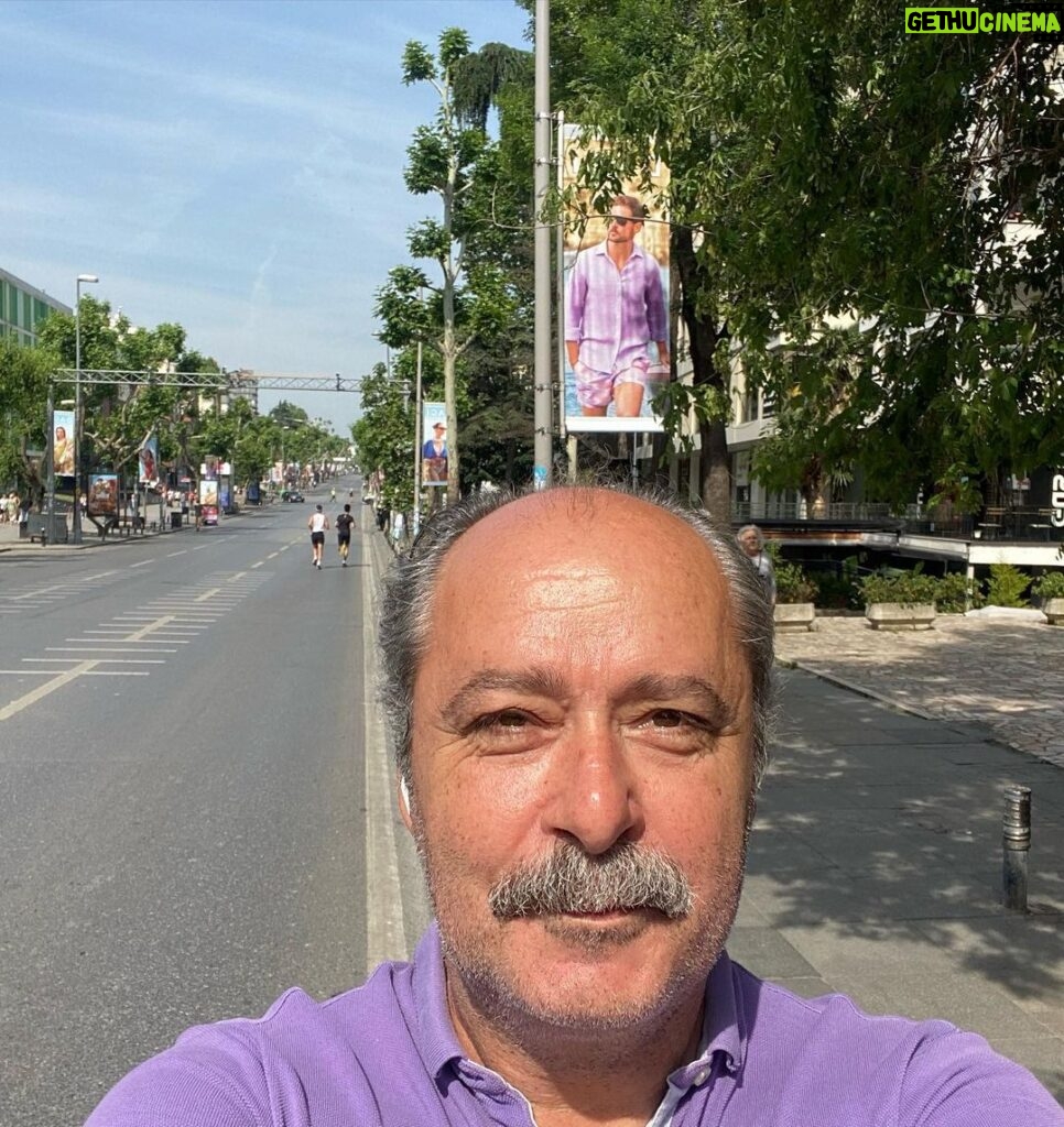 Hakan Çimenser Instagram - Hazır caddeyi boş bulmuşum,arkadaşla yürüyelim dedik😂 Suadiye'de