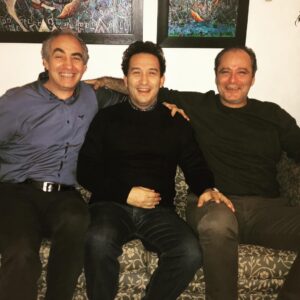 Hakan Çimenser Instagram - @ayhanustuk @kagankorad #guitar #tenor #actor  Bir gitarist,bir tenor,bir aktör bu adamlar neden bir araya geldi.Yeni yılınız kutlu olsun🎄🎄🎄happy new year🎄🎄🎄