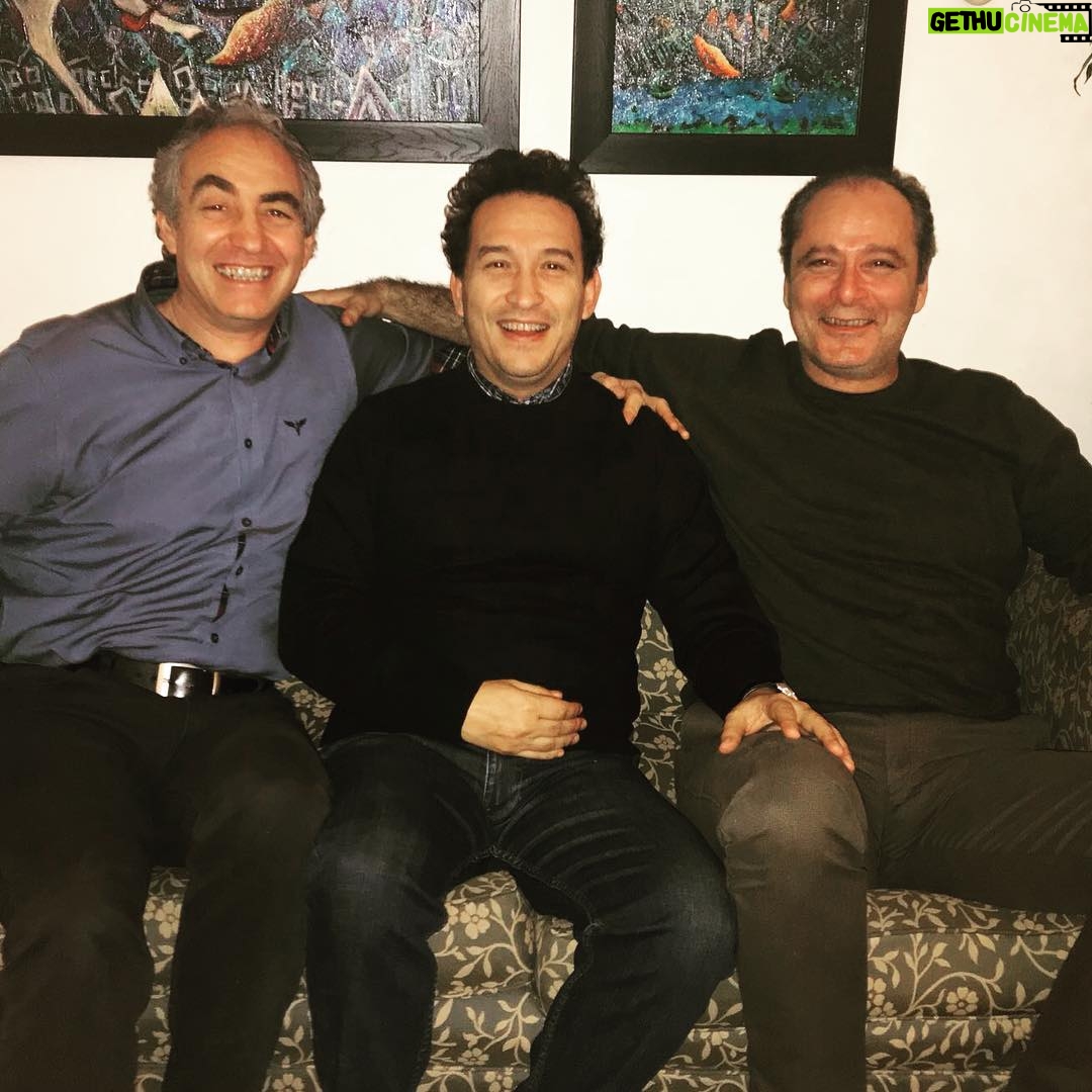 Hakan Çimenser - 447 Likes - @ayhanustuk @kagankorad #guitar #tenor #actor Bir gitarist,bir tenor,bir aktör bu adamlar neden bir araya geldi.Yeni yılınız kutlu olsun🎄🎄🎄happy new year🎄🎄🎄
