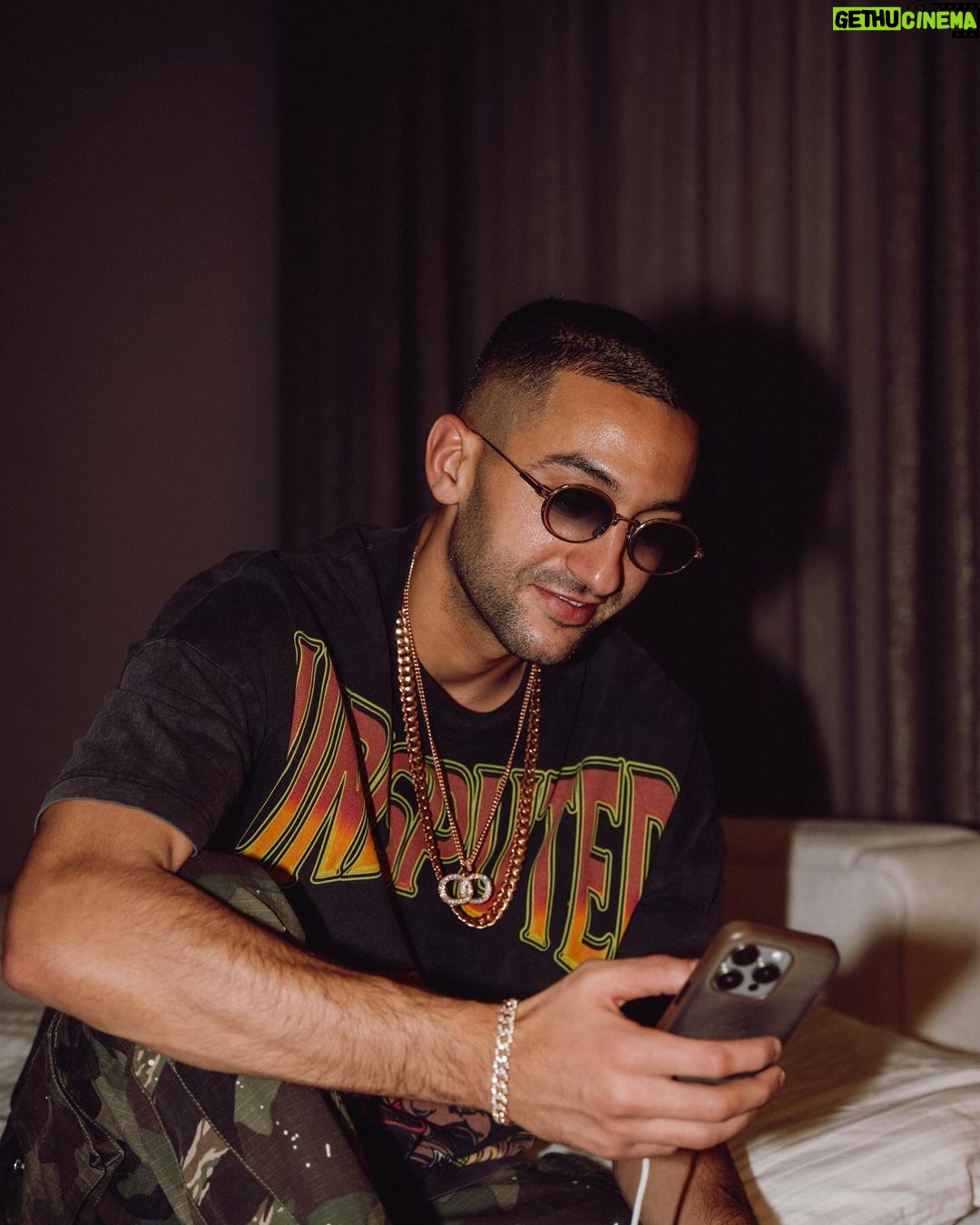 Hakim Ziyech Instagram - Be at peace with yourself in every moment. 🤞🏽 Istanbul, Turkey