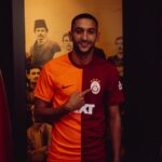 Hakim Ziyech Instagram - New Chapter #CIMBOMBOM 🔴🟡