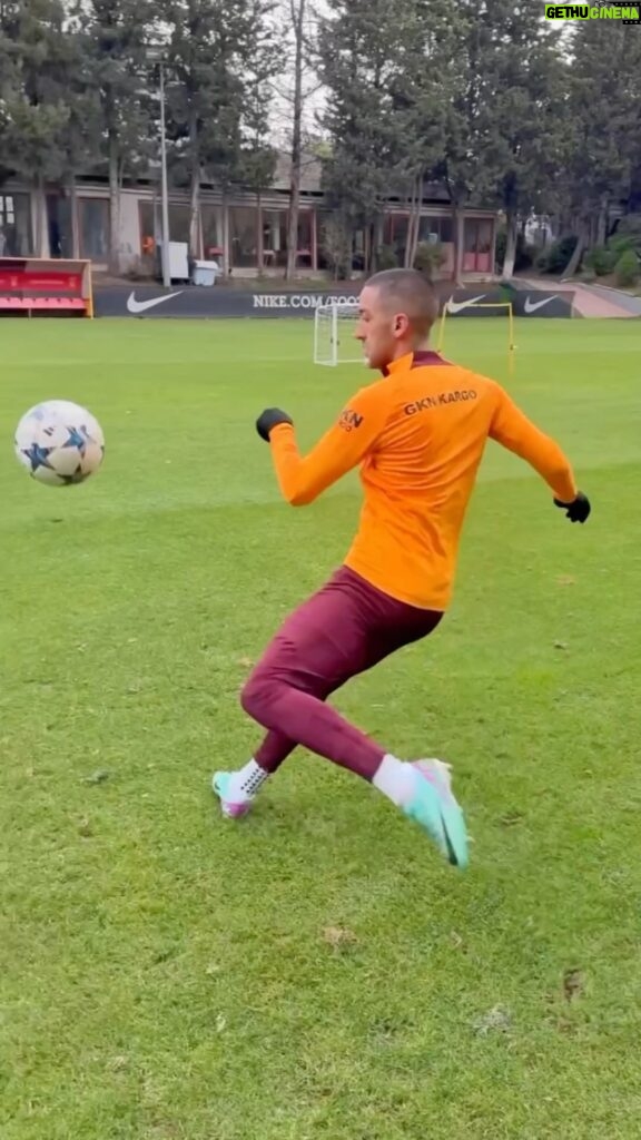 Hakim Ziyech Instagram - Long balls with Hakim Ziyech 🔥 How many would you do? On tour with @turkishairlines ✈️