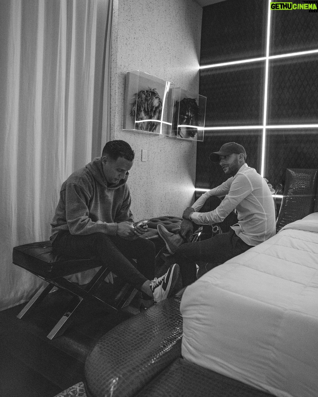 Hakim Ziyech Instagram - Great minds discuss ideas; average minds discuss events; small minds discuss people. 🫡 Los Angeles, California