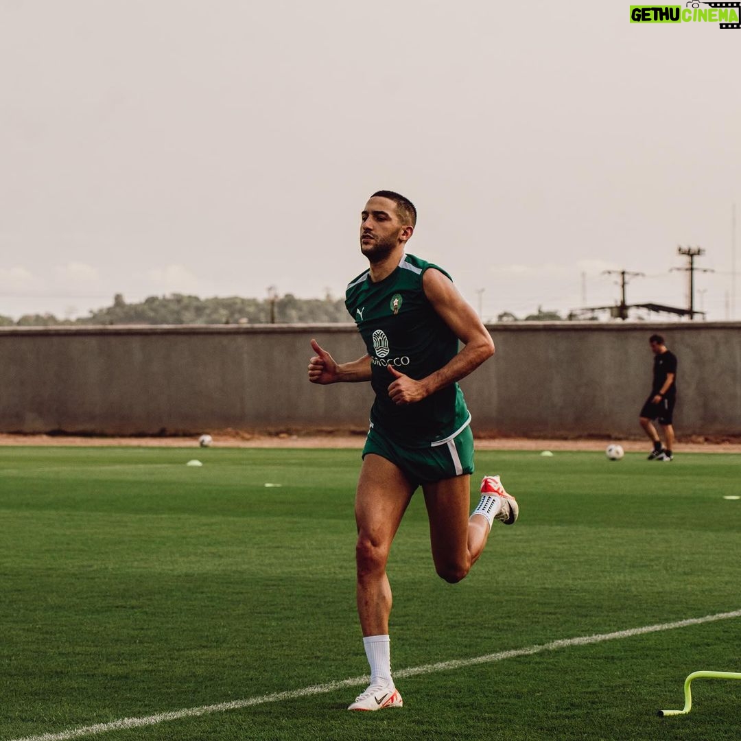 Hakim Ziyech Instagram - Progressing..🔋 San-Pédro