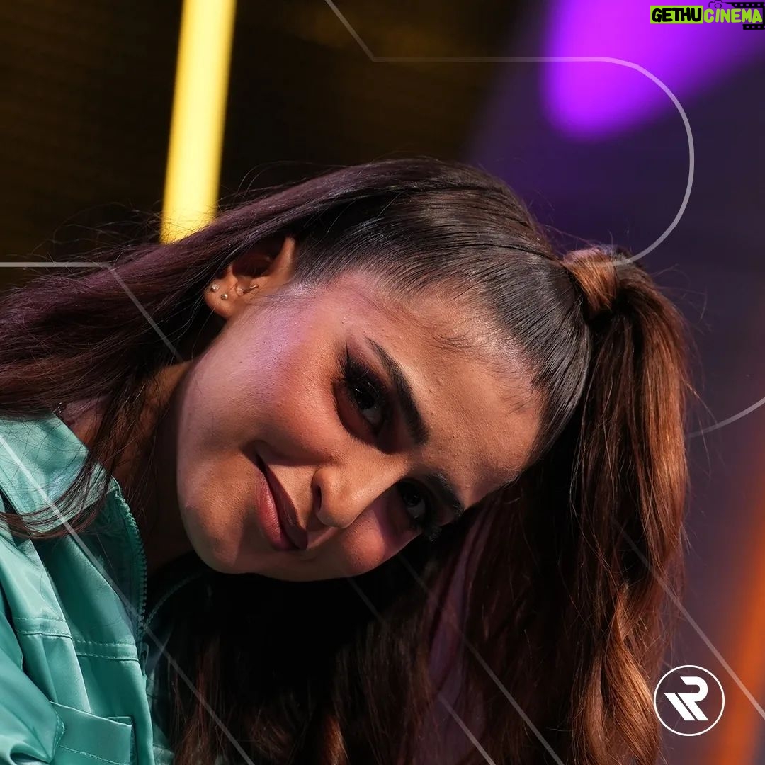 Hala Al Turk Instagram - لحظات ممتعة لـ"حلا الترك" مع معجبيها خلال لقاءها المميز في برنامج "أغنيلك" أزياء @fendi مدير التصوير والستايل @eliomousallem الشعر @sangurh المكياج @mervat_makeup تصوير @picxa17 #PlatinumRecords #بلاتينوم_ريكوردز @halamalturk