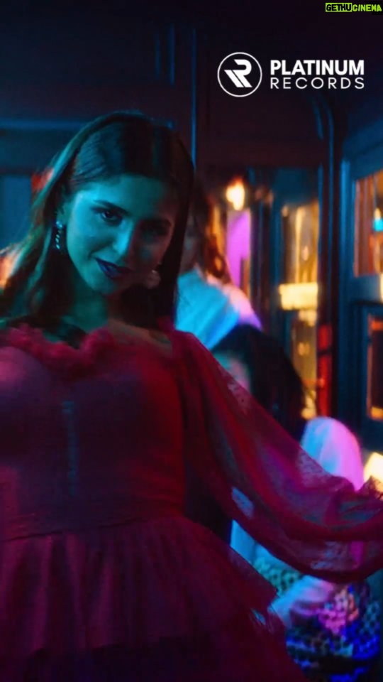 Hala Al Turk Instagram - يمكنك الآن الإستماع إلى أغنية حلا الترك الجديدة ألو يا حبيبتي من خلال الرابط الموجد في البايو https://youtu.be/P11KpaJ4SME #HalaAlTurk #PlatinumRecords #AlloYaHabibti #حلا_الترك #بلاتينوم_ريكوردز #الوو_يا_حبيبتي @halamalturk Executive Producer: Joy Productions | May Al Saleh @joy_productions @maymalsaleh PH: A One Productions @a_one_productions Director: Ahmed Abdulwahed @ahmed.abdoulwahed Lyrics: Heba Hamada @hebahamada Composition: Ehab Abdulwahed @ehab_abd_elwahed Arrangement: Wessam Abdul Monem Recording Engineer Ameer Gado: @ameer_gado
