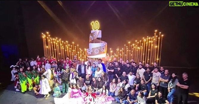 Hala Al Turk Instagram - ๐ุงูุญู
ุฏููู ุฑุจ ุงูุนุงูู
ูู ุนูู ูุฌุงุญ ูุฐุง ุงูุนู
ู ุงูุนูุดูุฑุฉ ุนูุดุฑู ุนูู ุงูุญูููู ู ุงูู
ูุฑู ๐ผ Family ๐ค @zaingroup @joy_productions @maymalsaleh @hebahamada @maestrooooooo @tony.mouarkech @phatimeh @abdullah_alsafi @badrialbader @thehaneen45 @joodaziz_ @wadomy_al7 @lailaabdallah @me_alsafi @nasserabass @abdulsalamq8 @hamad_ashknani @talal_basem23