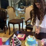Hala Al Turk Instagram - اشكر كل من هنأني بعيد ميلادي❤️، تهنأتكم غالية على قلبي بكم و معكم أدخلتم السرور لقلبي💞 الله لا يحرمني منكم 🙏🏻💞 عائلتي، اصدقائي و بالأخص (امون، زهرا، ليليا،نور) ، شركتي و فانزاتي 💗💗💗💗💗 #الشعب_الحلاوي @platinumrecordsmusic @mbc4insta @mbctrending @popilicious @tabiad21 @nadinetarabay @mahaalturk_ @m7md._23 @reema_issa @alturkluma @alturkproductions @gazalmalturk @taymoormarmarchi
