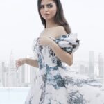 Hala Al Turk Instagram - تألق حلا الترك بإطلالات ناعمة ومميزة في كليب أغنيتها الجديدة “لبيه“ ✨ 😍 الكليب متوفر الآن عبر حسابنا على اليوتيوب #حلا_الترك #لبيه #بلاتينوم_ريكوردز #HalaAlTurk #Labbeih #PlatinumRecords @halamalturk