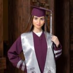 Hala Al Turk Instagram - السلام عليكم و رحمة الله و بركاته .. الحمدلله دائماً و ابداً. و هني تنتهي رحلتنا الدراسية في مدرسة عبدالرحمن كانو الدولية، "١٥" سنة مرت على خير. شكرا مدرستي❤️❤️❤️ و شكرا معلميني❤️❤️❤️❤️ و معلماتي❤️❤️❤️❤️ بلا استثناء🙏🏻❤️، شكرا عائلتي جميعكم على تعبكم ووقفتكم معاي❤️🙏🏻، شكرا يدتي الاستاذة مها الترك❤️ من كل قلبي على كل شي سويتيه في حقي و اتمنى اني بيضت ويهج والله قدرني🙏🏻❤️، و من كل قلبي اشكر بنات الصف و ربعي كلهم على حبهم الصادق ووقفتهم معاي في كل شي امون، آمنه، زهرا،نور، ليليا و حسن يونس💓💓💓💓💓💓💓🙏🏻🙏🏻🙏🏻🙏🏻
