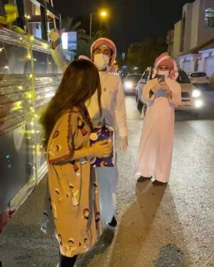 Hala Al Turk Instagram - سُعدت بمشاركتي اليوم مع (بَست السعادة) لتوزيع الهدايا على أطفال البحرين بمناسبة القرقاعون 🍬🍫بالتعاون مع وزارة شؤون الشباب والرياضة ❤️💪🏻.الله يحفظ البحرين حكومةً وشعباً🇧🇭🤲🏻 .بحرينية وافتخر❤️❤️❤️🙏🏻🇧🇭🇧🇭 #معاً_ضد_الكورونا #وزارة_شؤون_الشباب_والرياضة #عشان_البحرين @mysbhr #كلنا_فريق_البحرين #قرقاعون #رمضان_الأسرة