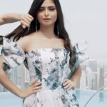 Hala Al Turk Instagram - إطلالات حلا الترك في أغنية #لبيه 😍📸 #حلا_الترك #بلاتينوم_ريكوردز #HalaAlTurk #Labbeih #PlatinumRecords @halamalturk