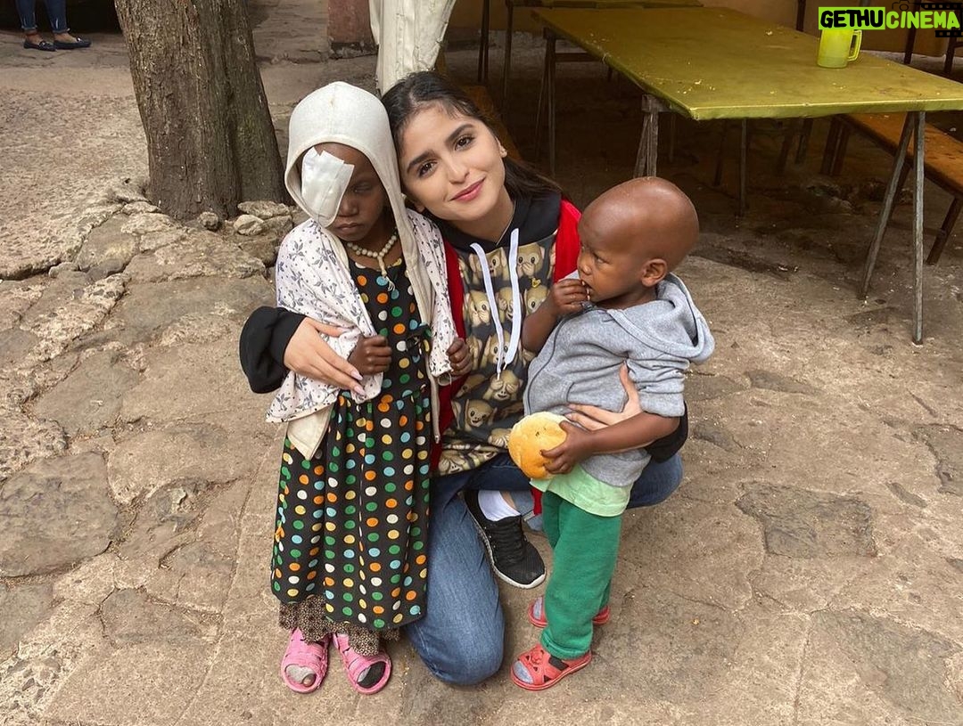 Hala Al Turk Instagram - رحلتي "حب و عطاء" إلى جمهورية اثيوبية 🇧🇭🇪🇹زيارتي لمركز ( tesfa addis parents childhood cancer organization) للسرطان، بدعم و رعاية من طلاب المدرسة الكندية بديار المحرق- البحرين. و مديرتنا الفاضلة الاستاذة عائشة جناحي💓💓