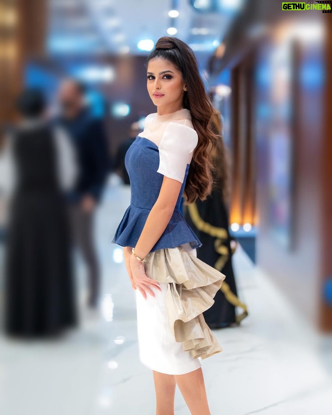 Hala Al Turk Instagram - My first ever design with the collaboration of my amazing, talented image and style director that takes care of all my looks 👗🪡🤍 Thanks to: Hair @aminahair Makeup @hanin.adeeb @sukkarmovie @muvi_cinemas