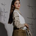 Hala Al Turk Instagram - " الشهرة لها سلبياتها وإيجابياتها، وتحتاج إلى الوعي اللّازم من الإنسان سواء رجل أو امرأة لكي يتعامل معها بشكلٍ مناسب ويعرف كيف يدير شؤون حياته تحت الأضواء، ويميل نحو الطريق الصحيح دائماً. الشهرة حرمتني من عيش طفولة عادية كباقي الفتيات والمراهقات، ولكنّني لم أتضايق وكنت سعيدة طوال الوقت لأنّني كسبت حب الناس ودعمهم، وهذا أمرٌ لطالما أسعدني ودفعني لتقديم المزيد." زوري موقعنا الإلكتروني واكتشفي مقابلتنا مع نجمة غلافنا لشهر مارس، حلا الترك! @halamalturk @bulgari #BeYou مديرة التحرير: @sima.maalouf الفيديو: @klaudia.adamski لدى @mmgartists التنسيق: @mrstapel لدى @mmgartists المساعدة في التنسيق: @thestyleeditdubai الحوار: @dinazeddine الشعر والمكياج: @gianlucacasu.mua لدى @mmgartists الإنتاج: @tintin.kai الملابس: @brunellocucinelli_brand @ezzatofficiel @fabricofsociety.luxury @byfar_official @alexanderwangny @maisonvalentino @loropiana @fendi #HayaMagazine #HayaMagazineShoots #March #MarchIssue #MarchCover #HalaAlturk #Bulgari #غلاف #مارس #عدد_مارس #جلسة_تصوير #بولغاري #حلا_الترك
