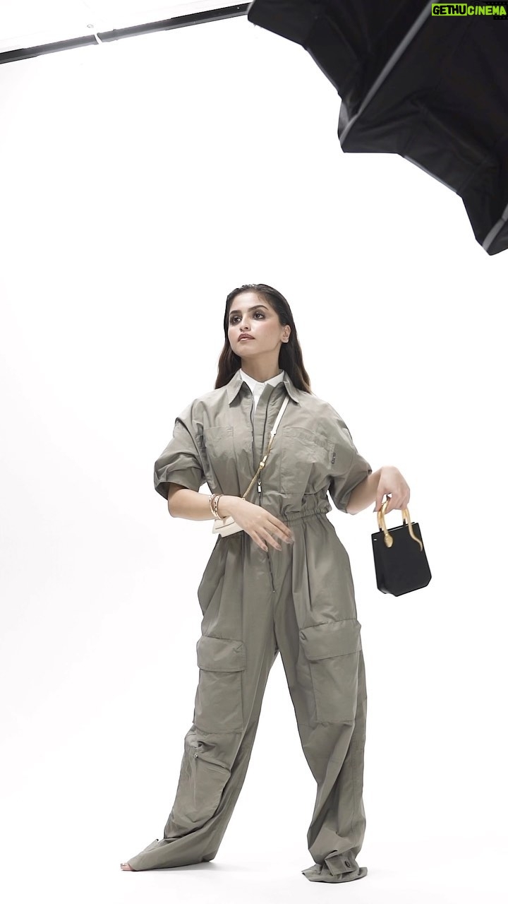 Hala Al Turk Instagram - إليك بعض اللقطات من أجواء كواليس جلسة تصويرنا مع نجمة غلاف عددنا لشهر مارس الشابة حلا الترك! زوري موقعنا وتصفحي جلسة تصويرنا! @halamalturk @bulgari #BeYou مديرة التحرير: @sima.maalouf الإعداد: @maxgower التنسيق: @mrstapel لدى @mmgartists الحوار: @dinazeddine الشعر والمكياج: @gianlucacasu.mua لدى @mmgartists الإنتاج: @tintin.kai الملابس: @ezzatofficiel @fabricofsociety.luxury @byfar_official @fendi @alexanderwangny @brunellocucinelli_brand @maisonvalentino @loropiana #HayaMagazine #HayaMagazineShoots #March #MarchIssue #MarchCover #HalaAlturk #Bulgari #غلاف #مارس #عدد_مارس #جلسة_تصوير #بولغاري #حلا_الترك