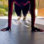 Halle Berry Instagram - It’s #fitnessfriday once again! @PeterLeethomas put me through a simple dumbbell workout, but let me tell you it was an AB BURNER! And if you wanna know what that hard-to-drink liquid is and why I’m drinking it, head to @respin and get all the deets. Plus get my actual workout and a new smoothie recipe by my nutritionist @BeWellByKelly. Let’s keep getting fit together! 💪🏽