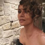 Halle Berry Instagram - BIG love to my secret weapons @kiyahwright1 for my new cut and @traceycunningham1 for color! I love my ladies!