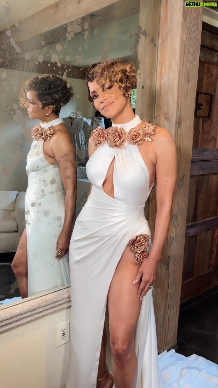Halle Berry - 412.2K Likes - causing a little commotion, but only for a split second đ