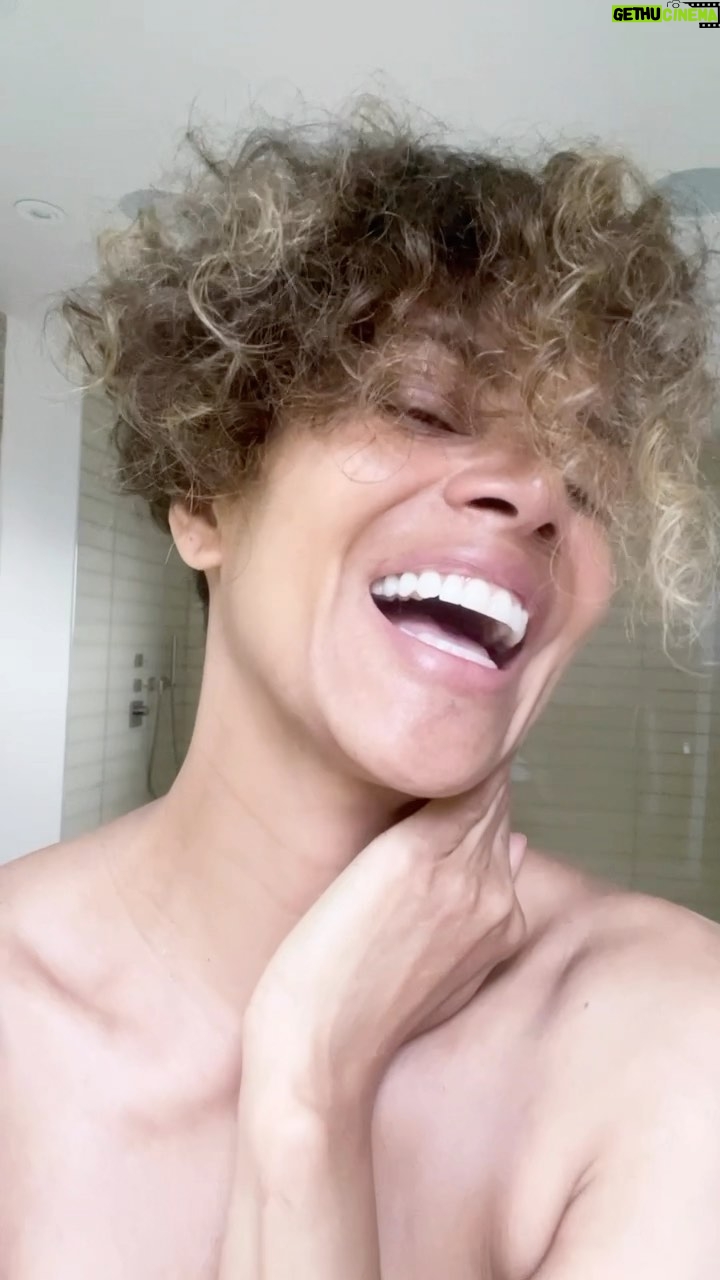 Halle Berry - 216.5K Likes - guess whoâs going to the ball tomorrow