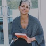 Halle Berry Instagram - I wish everyone the Happiest New Year! ✨ I wanted to share some of my FAVORITE things I think every woman should have in 2023. Hope these goodies bring you as much joy as they’ve brought me…let’s get into it!! @kneskoskin, @olgalorencinskincare, @babysideburns, @ogee, @virtuelabs, @clutchcharger, @pendulumlifeco