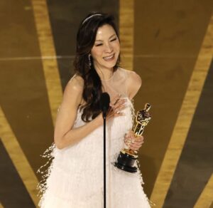 Halle Berry Instagram - It was an honor to present, alongside @jessicachastain, @michelleyeoh_official with her HISTORIC Oscar for Best Actress! This was a long time coming and a moment I will forever hold dear! 🤍