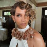 Halle Berry Instagram - Living for this @charlottetilbury glam for #Oscars95 ✨🤍 MUA: @jorge__monroy