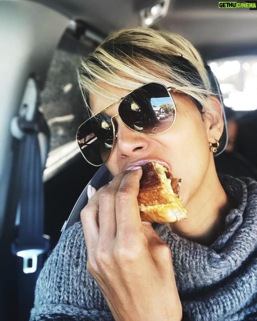 Halle Berry Instagram - It was so good to be back home and take a trip to my girl @calabama to get the best samich in town! ❤️