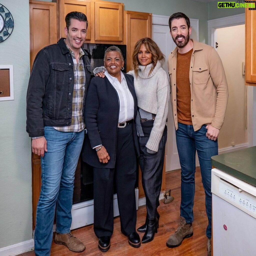 Halle Berry Instagram - … so excited to share this special moment with everyone. don’t forget to tune in tonight at 9/8c on @hgtv Repost from @propertybrothers * Tonight we have a very special episode of #CelebIOU for you.🤩🏡🛠 The incredible @HalleBerry is joining us to surprise her 5th grade teacher and lifelong mentor, Yvonne. Get those tissues ready—it's a good one! Watch at 9|8c on @HGTV.