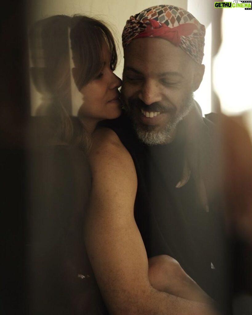 Halle Berry Instagram - that moment when you stumble upon an article that reminds you that you’re in love with a musical genius! 🌪 @vanhunt The Fun Rises, the Fun Sets “…subtle, slinky, insinuating. It's funky - but not aggressively funky. It suggests a movie soundtrack as much as a collection of songs. ‘The Fun Rises ....’ affirms that Hunt belongs in the conversation with master musical shape-shifters such as Kendrick Lamar and D'Angelo - artists who respect African-American traditions and then find new ways of recontextualizing them.” Chicago Tribune (@chicagotribune)