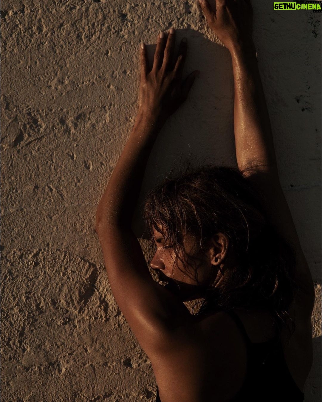 Halle Berry Instagram - … stay encouraged and inspired this #FitnessFriday! keep pushing 💪🏽 @respin