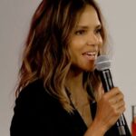 Halle Berry Instagram - The new Metabolic Daily packaging is finally here 🤍 I’m beyond excited to share our new sleek and eco-friendly design which is everything you all have been asking for. I can’t say enough how thrilled I am that so many of you have joined me on this @pendulumlifeco journey! Swipe to see the packaging — which you’ll get for free with your first order. Head over to the link in my bio for everything you need to know. 👏🏽